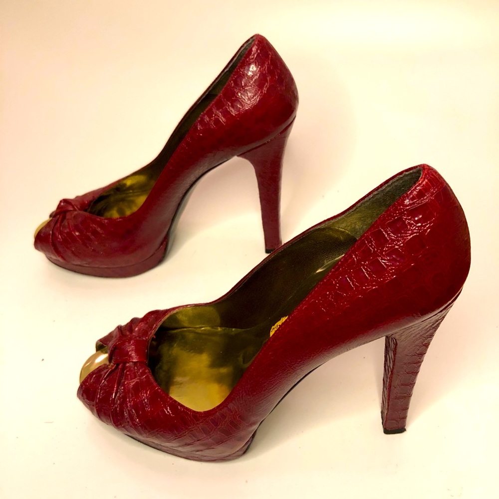 STUART WEITZMAN | Reptile Embossed Peep-Toe Pump